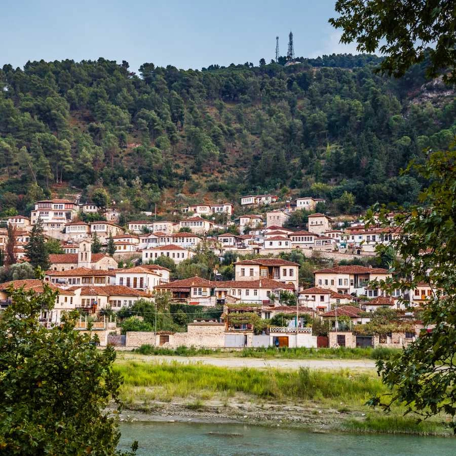 Veduta panoramica di Berat, città storica dell'Albania con case tradizionali ottomane.