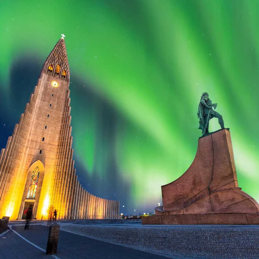 Aurora boreale sopra la chiesa Hallgrímskirkja a Reykjavík, Islanda.