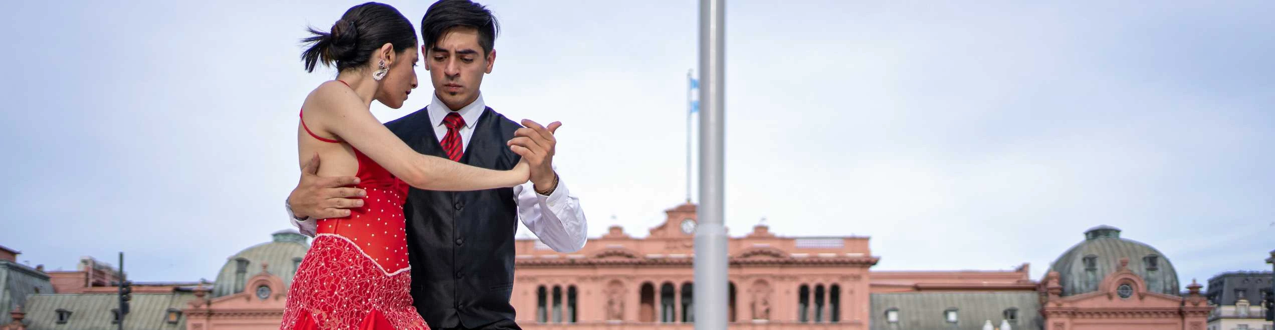 Coppia che balla il tango tradizionale per le strade di Buenos Aires, Argentina.