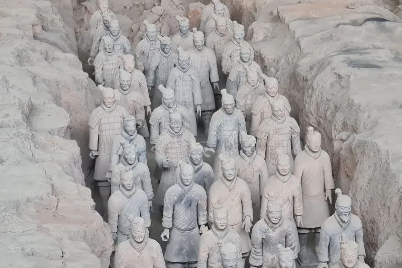 Schieramento di statue di guerrieri in terracotta all’interno di uno scavo archeologico