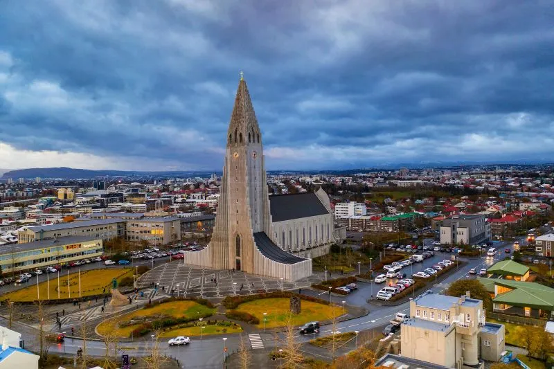 Chiesa moderna con alta torre nel centro città sotto cielo nuvoloso